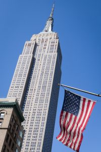 Empire State Building und US-Flagge