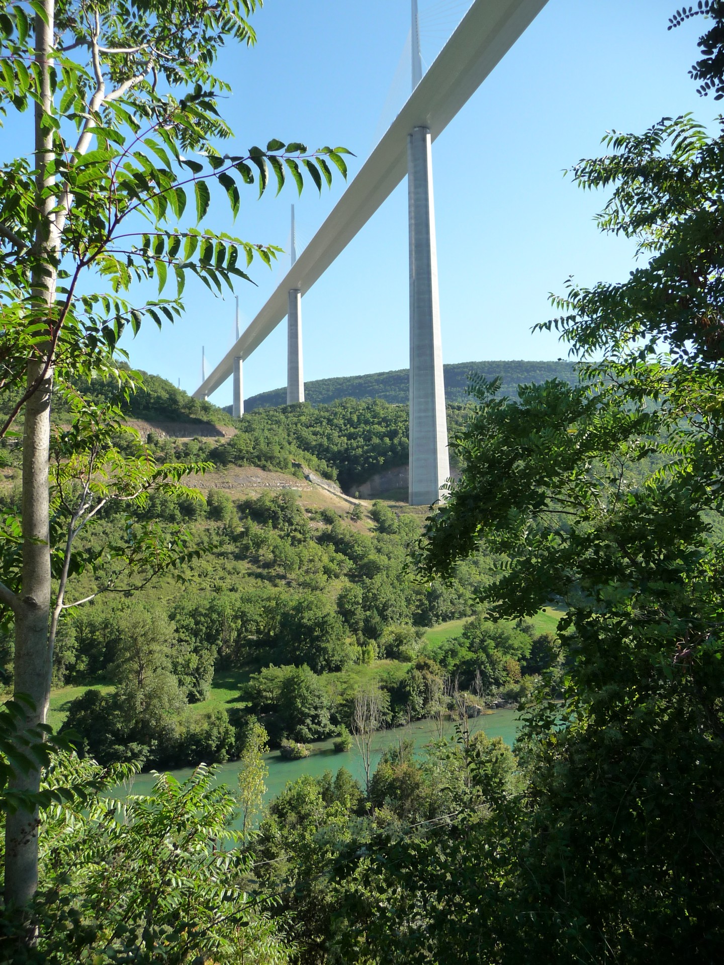 Viaduc de Millau in natürlicher Landschaft