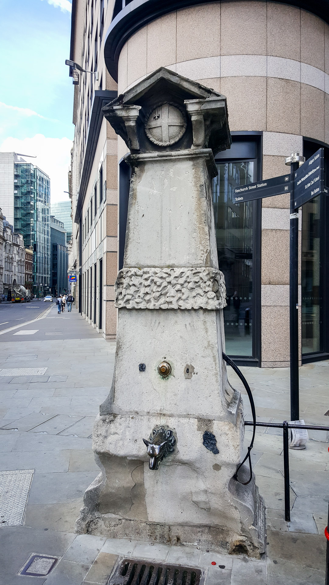 Die Aldgate Pump an der Gabelung Fenchurch und Leadenhall Street.