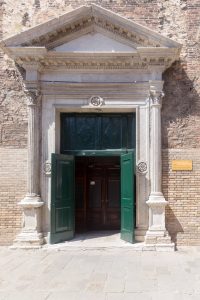 Eingang von San Pietro Martire auf Murano