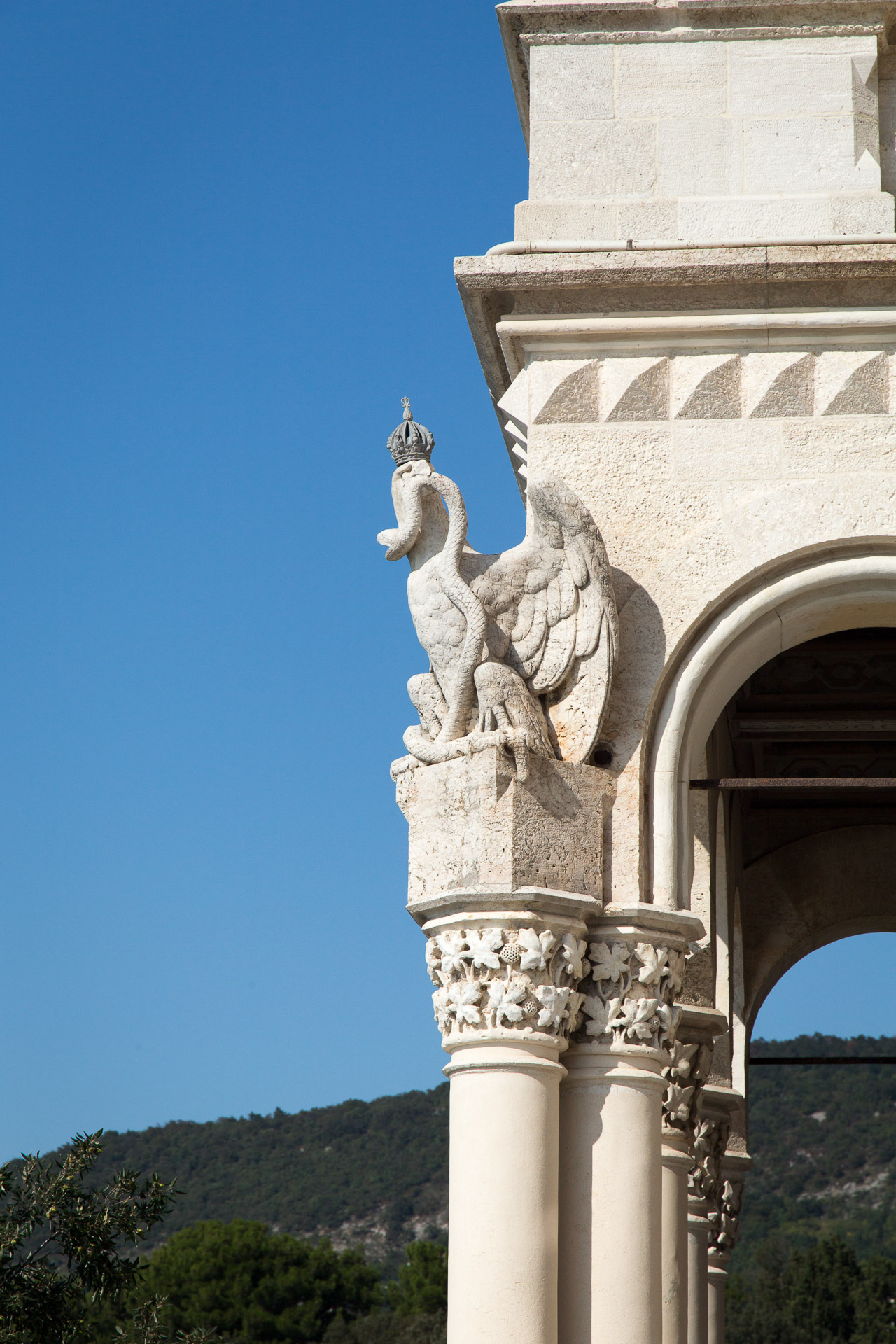 Adler mit Schlange an der Fassade von Schloss Miramare