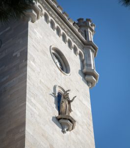 Statue am Turm