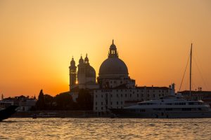 La Salute in Venedig beim Sonnenuntergang vom Vaporetto aus gesehen