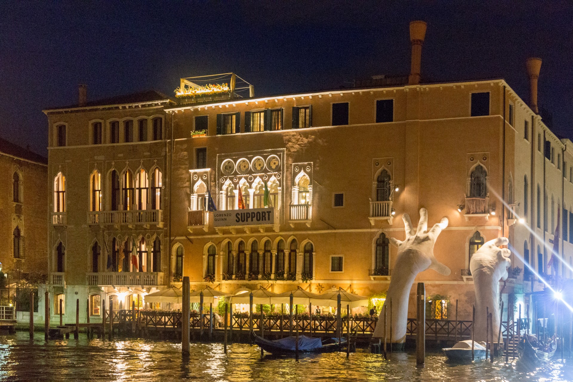 Venedig, stützende Hände im Canale Grande zur Biennale