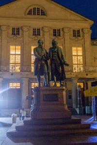Goethe-Schiller-Denkmal vor dem Nationaltheater
