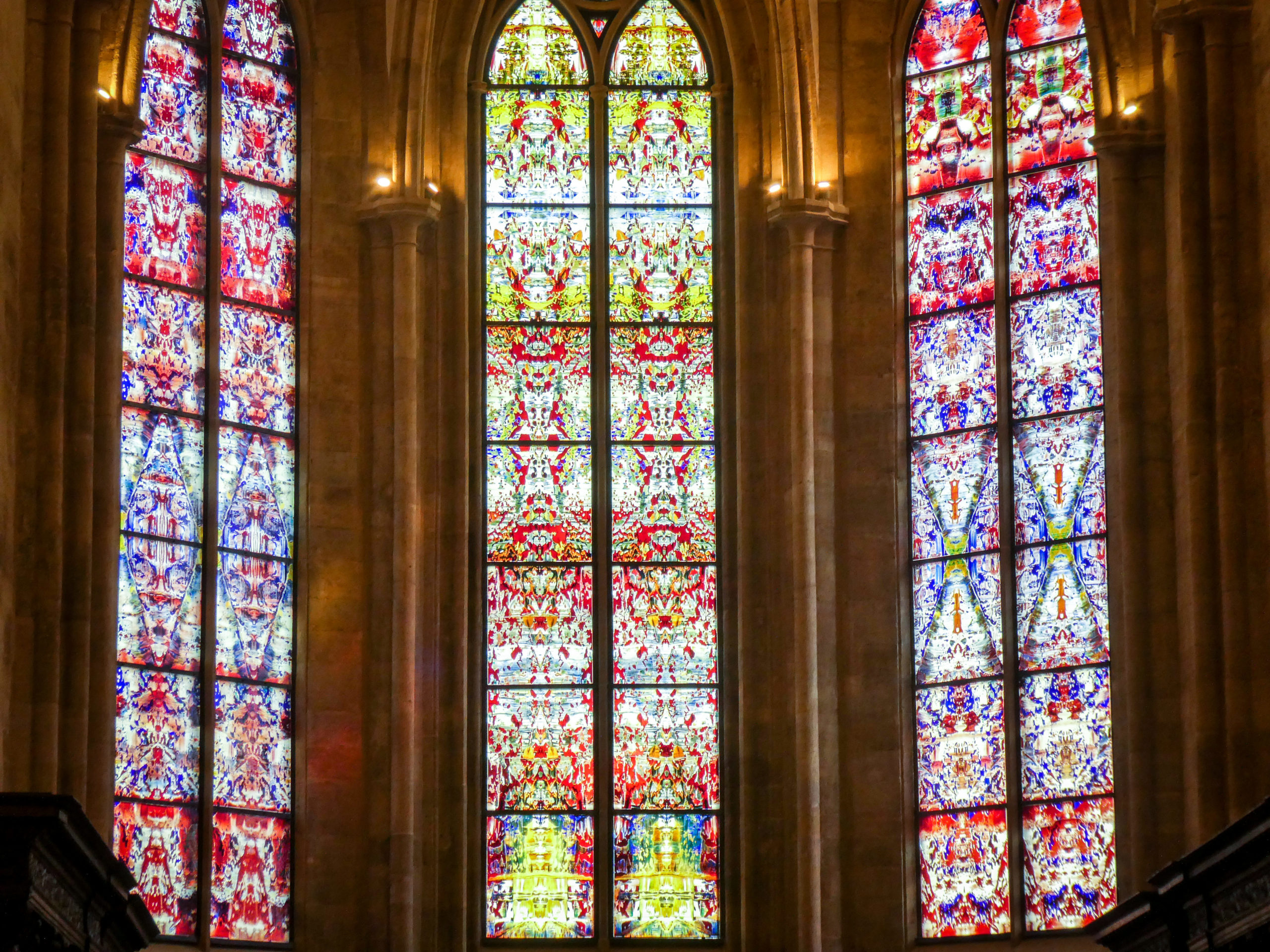 Abtei Tholey: Sensationelle Fenster von Gerhard Richter |  Reise-Schreibmaschine