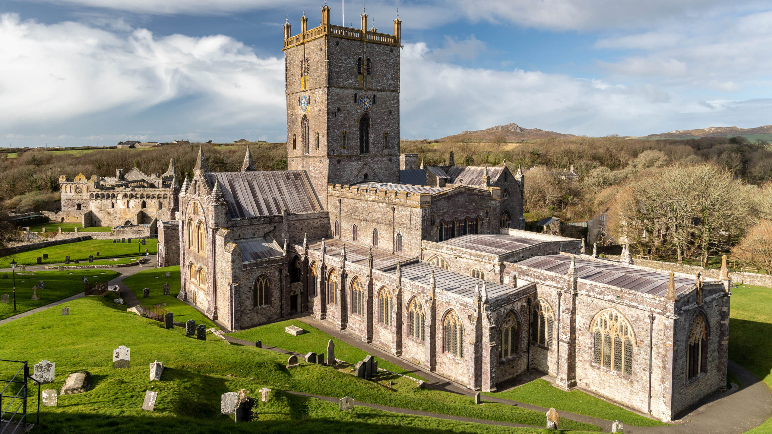 St Davids Cathedral in einer Senke in Wales