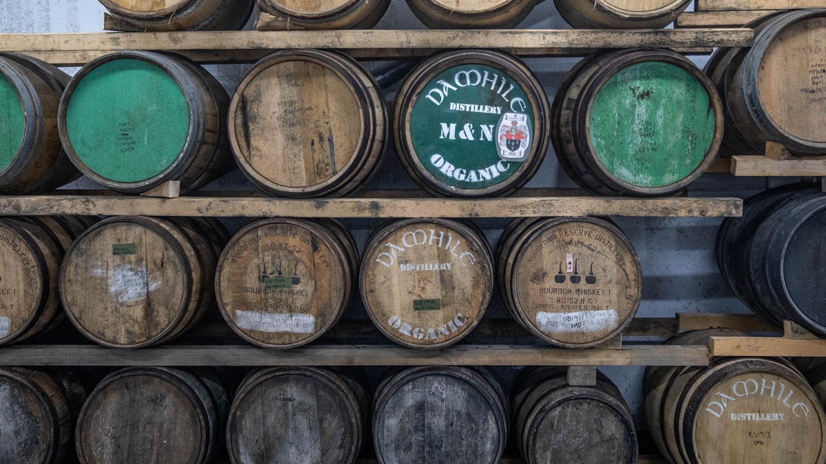 Whiskyfässer der Dà Mhìle Distillery