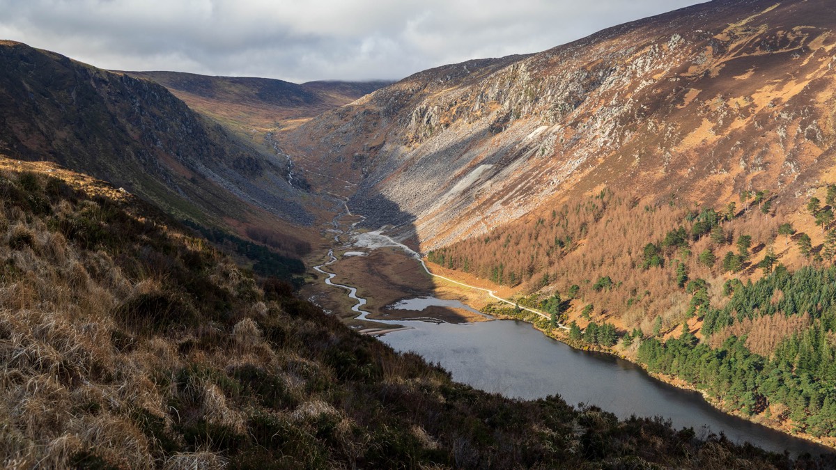 Blick vom Wanderweg auf das Tal und die Seen von Glendalough